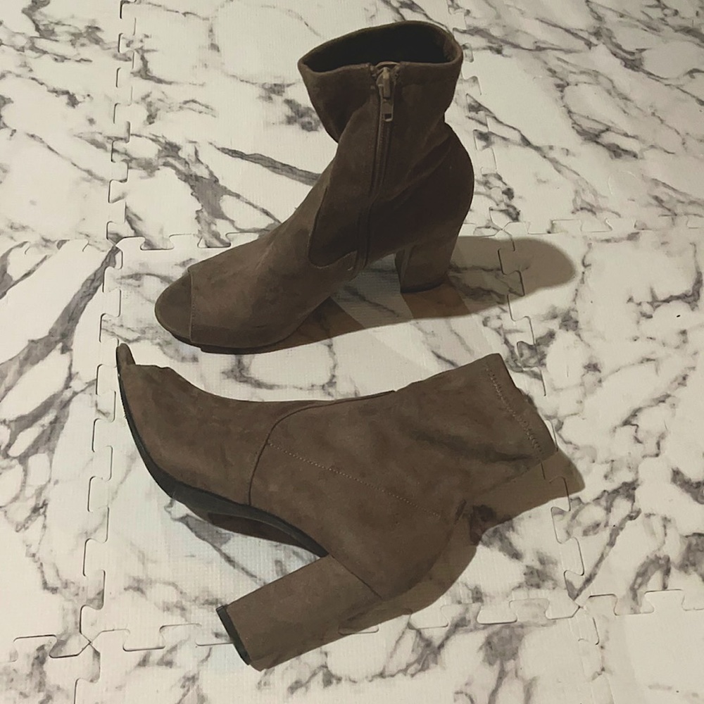 Ankle/foot covered open toe heel